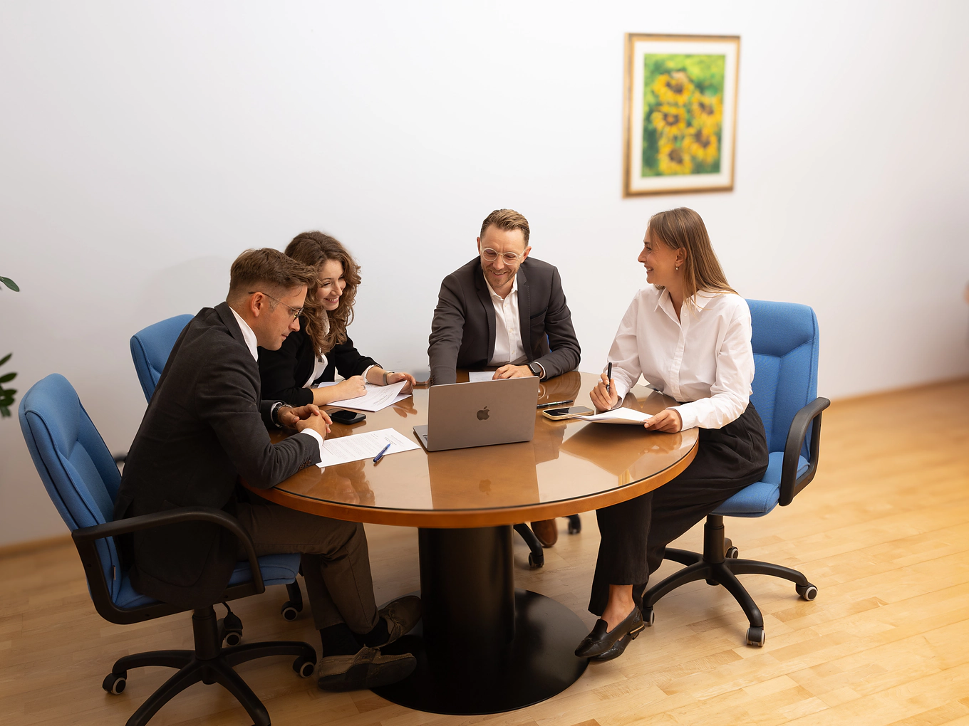 Una riunione di lavoro nella sala riunioni dello studio di Nova Gorica