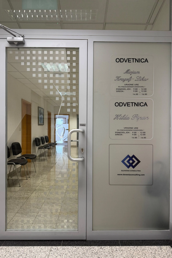 La porta a vetri dello studio di Nova Gorica, con la targa del gruppo
